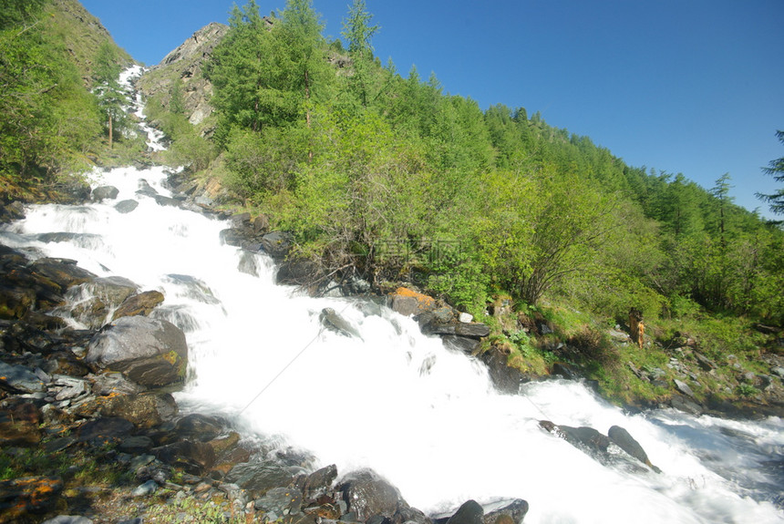 山中的河峡谷附近石头和岩河流附近的头和岩美丽的山地区河美丽地图片