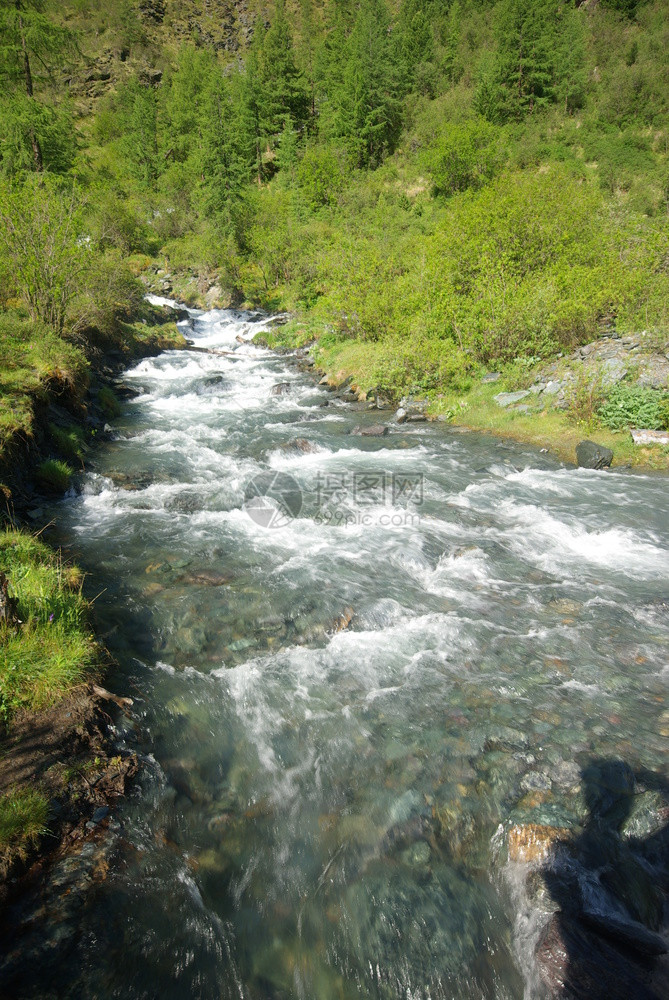 山中的河峡谷附近石头和岩河流附近的头和岩美丽的山地区河美丽地图片