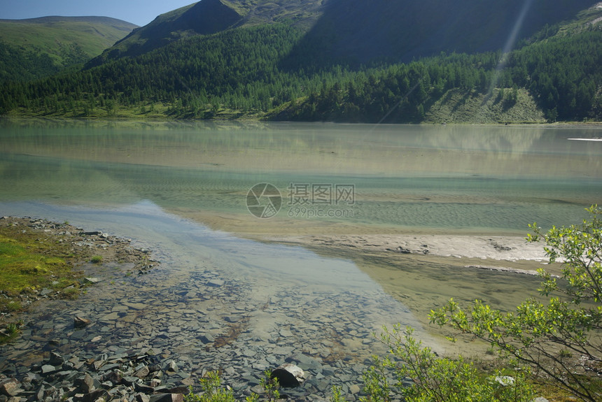 山中的河峡谷附近石头和岩河流附近的头和岩美丽的山地区河美丽地图片