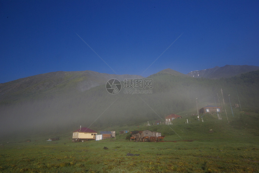 山中的河峡谷附近石头和岩河流附近的头和岩美丽的山地区河美丽地图片