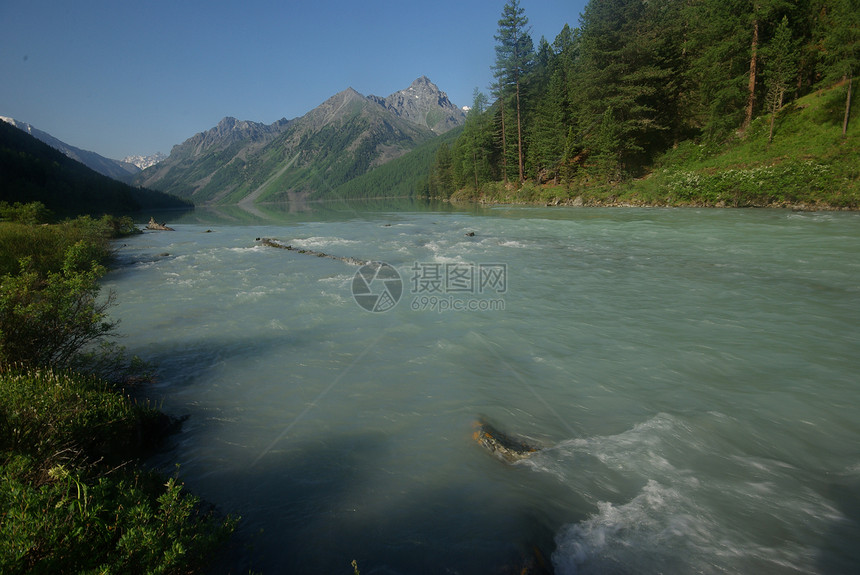 山中的河峡谷附近石头和岩河流附近的头和岩美丽的山地区河美丽地图片