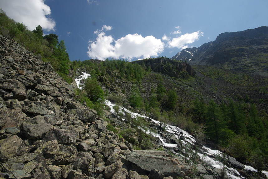 山中的河峡谷附近石头和岩河流附近的头和岩美丽的山地区河美丽地图片