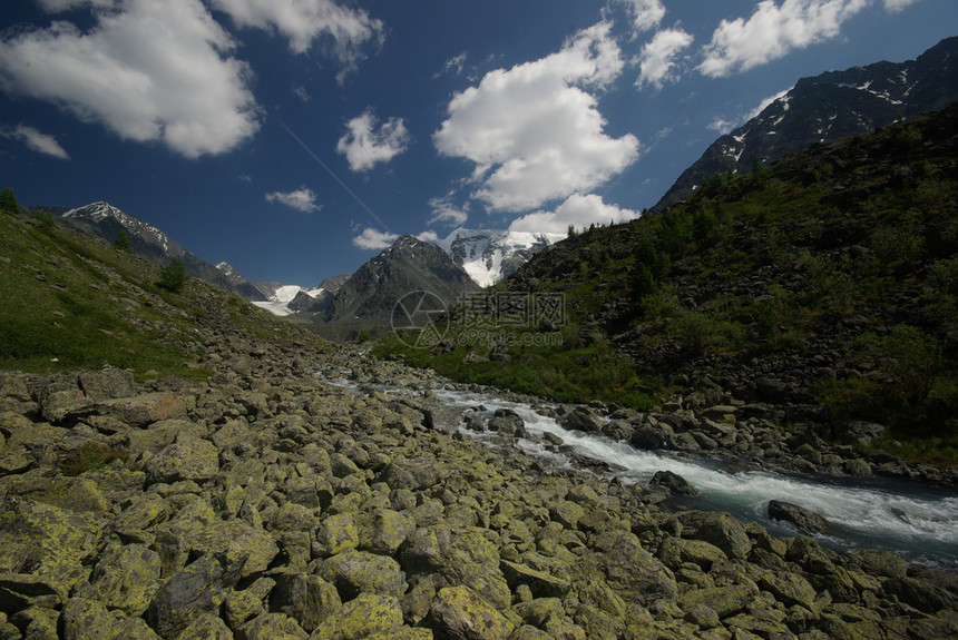 山中的河峡谷附近石头和岩河流附近的头和岩美丽的山地区河美丽地图片