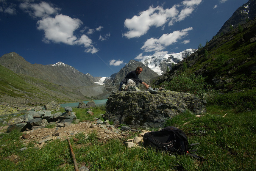 山区的河峡流附近的石头和岩土地美丽的山景观俄罗斯戈尔诺阿塔斯克2016年7月3日山区的河美丽地景观图片