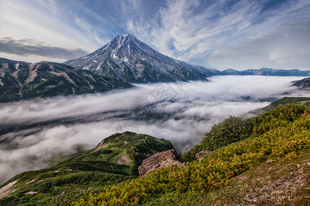 koryakskaya堪察特卡山脉和火堪察特卡佩宁山脉和火的美景堪察特卡半岛的美景阳光明媚的日子里山地脉湖和蓝天云层的夏季全景欧拉西亚俄罗斯远东堪察特背景