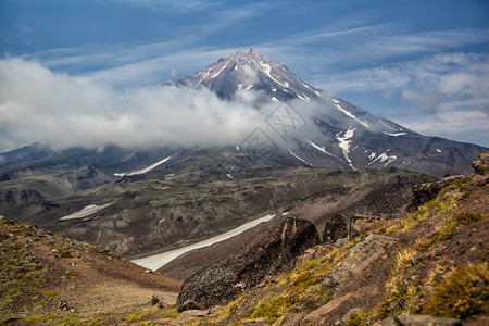 堪察特卡山脉和火堪察特卡佩宁山脉和火的美景堪察特卡半岛的美景阳光明媚的日子里山地脉湖和蓝天云层的夏季全景欧拉西亚俄罗斯远东堪察特背景图片