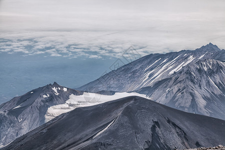 堪察特卡山脉和火堪察特卡佩宁山脉和火的美景堪察特卡半岛的美景阳光明媚的日子里山地脉湖和蓝天云层的夏季全景欧拉西亚俄罗斯远东堪察特背景图片