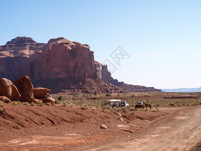 2013年5月2日在美国亚利桑那州古迹谷背景上的汽车背景古迹谷上的汽车背景