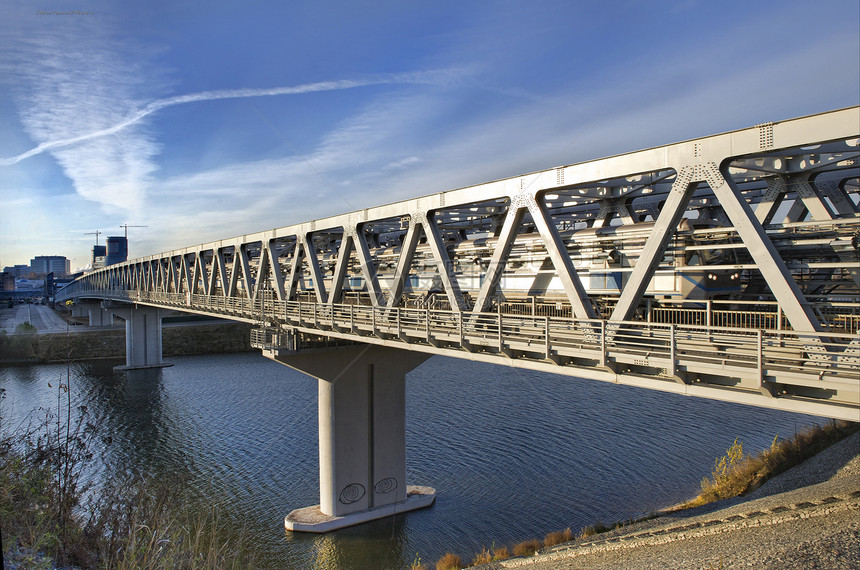 穿越河的高速火车大桥交通基础设施图片