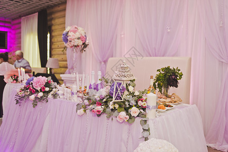 新婚夫妇房间的盛装主座鲜花和布料盛装图片