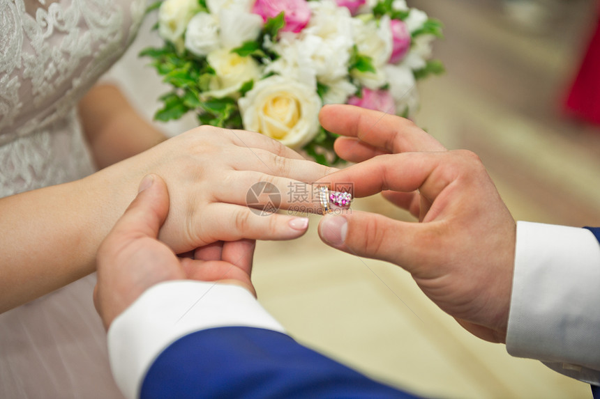 交换结婚戒指的过程夫妻交换结婚戒指469图片