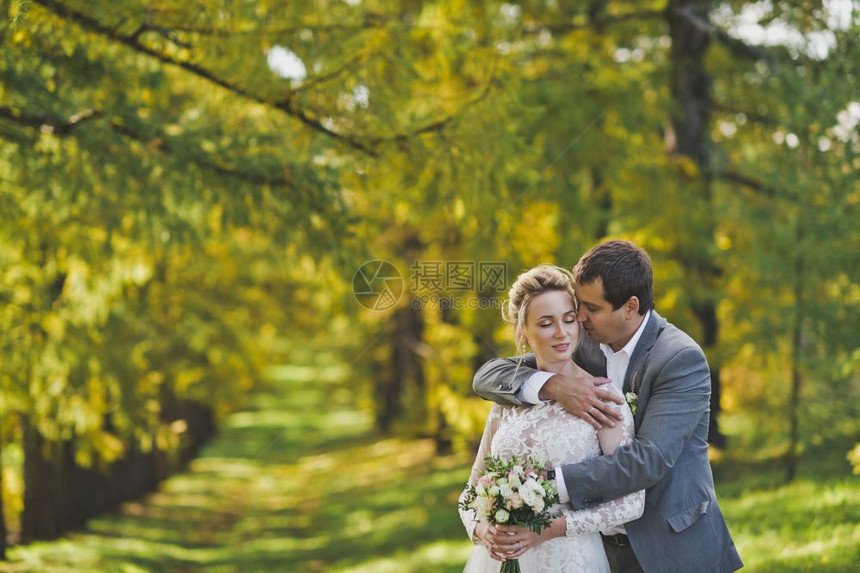 美丽的秋天新婚夫妇明亮和多汁秋天照片新婚夫妇在桑尼森林中的新婚夫妇照片361图片