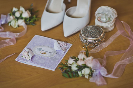 婚礼桌边的伴娘美容新装饰品50桌的新娘背景图片