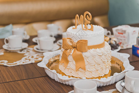 原来的结婚蛋糕用米色奶油装饰的结婚蛋糕放在桌子上424图片