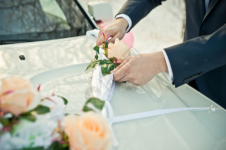 婚礼鲜花的婚车装饰图片