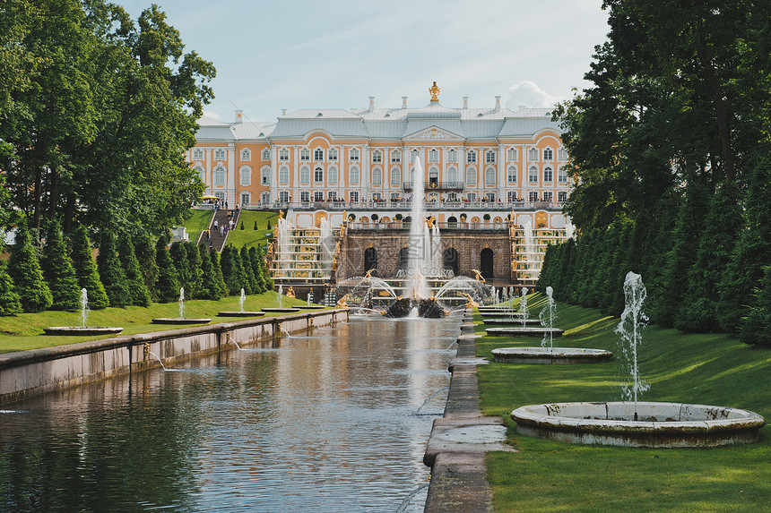 大彼得霍夫宫殿的景象以及圣彼得堡市附近海面喷泉的连锁图片