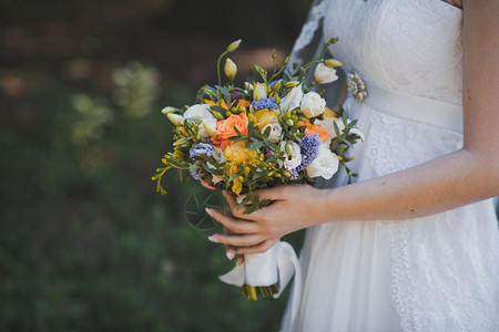 新娘手里的鲜花图片