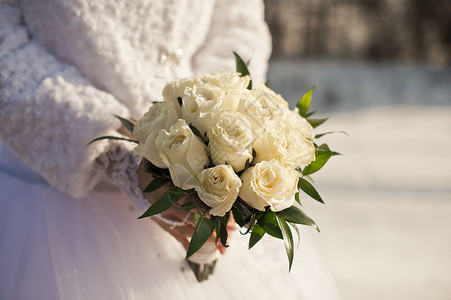 冬天的新娘花束握在手中图片