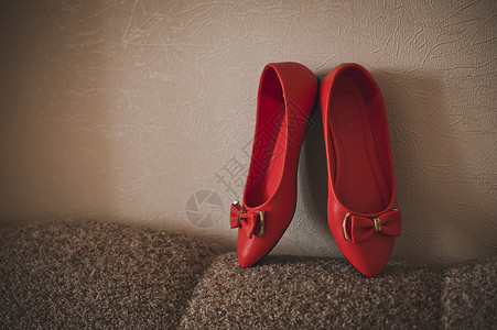 漂亮的红鞋贴在墙上背景图片