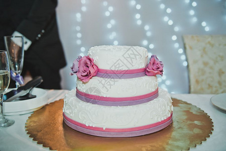 2067年的玫瑰婚礼蛋糕盛大的婚礼蛋糕盛大的玫瑰蛋糕图片
