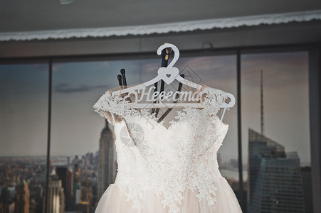 婚纱在衣架上婚介服在衣架上高清图片