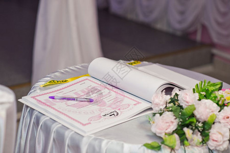 结婚文件在签署前放桌上图片