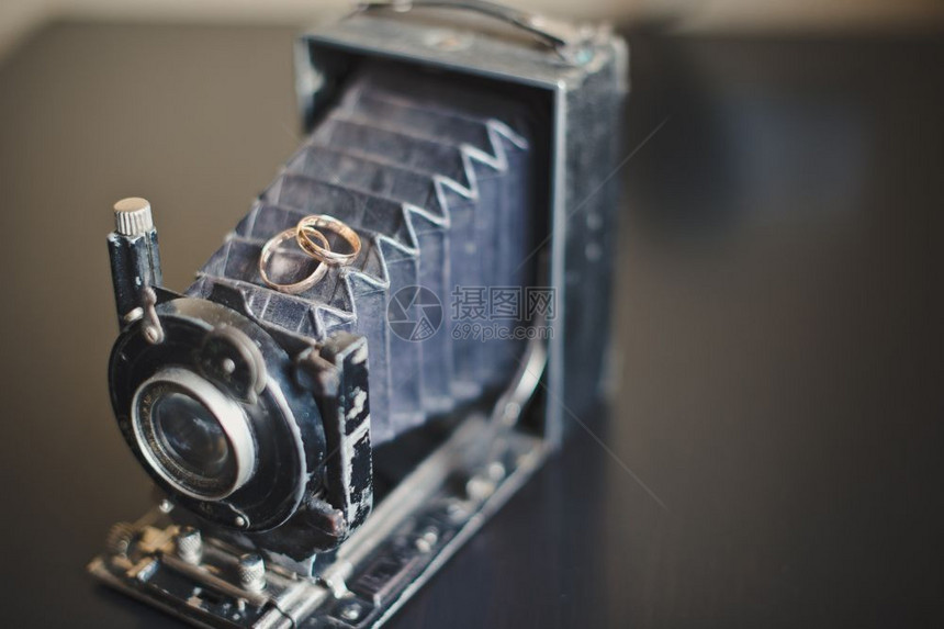 古老的破旧相机在桌子上古代相机894图片
