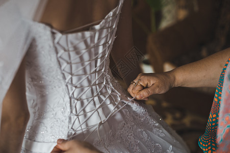 新娘系上裙子的花边婚纱服装工艺2352一件婚纱的服装加工2352图片