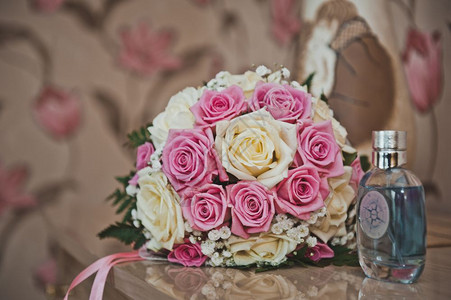 桌上的花束桌上的玫瑰花束2377桌上的玫瑰花束2377图片
