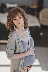 穿特别内衣的怀孕女孩肖像腹部大的产假内衣1037图片