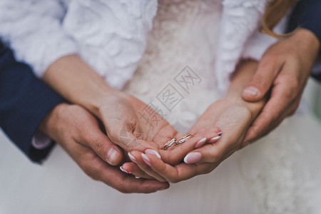 丈夫用结婚戒指拥抱新娘的手756图片