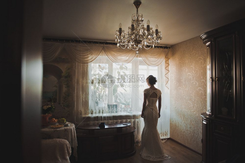 新娘的婚纱在窗边新娘的户是230号灯光图片