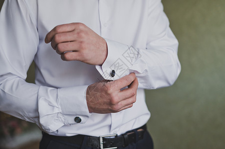 男子扣一件白衬衫袖子的过程男扣在衬衫袖上182图片