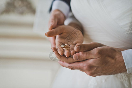 丈夫用结婚戒指支持妻子的手图片