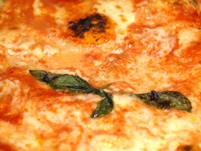 意大利马格丽塔披萨玛配西红柿和莫扎雷拉奶酪的意大利披萨玛格丽塔图片