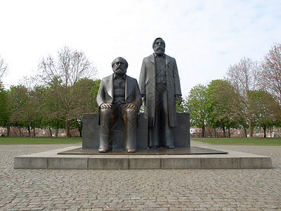 马克思恩格斯论坛雕像柏林亚历山大广场马克思恩格斯论坛上的马克思恩格斯雕像背景图片