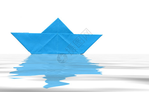 蓝水面上的玩具纸船图片