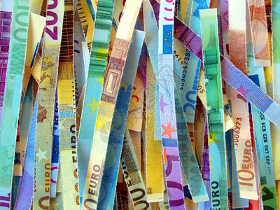 欧元注烧钱用碎纸机切割钞票图片