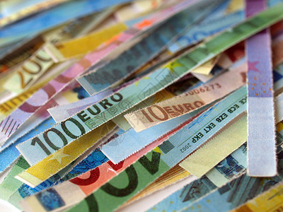 欧元注烧钱用碎纸机切割钞票图片