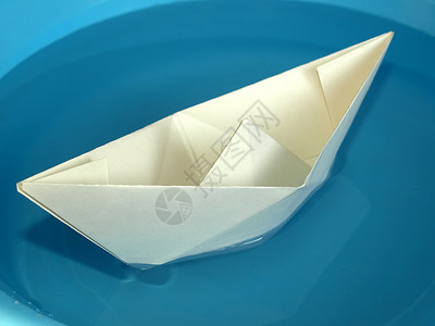 蓝水底的玩具纸船背景图片