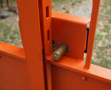 施维门门锁在安全标志上锁在背景