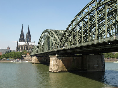 科伦德国全景包括莱茵河上的哥特大教堂和钢桥图片