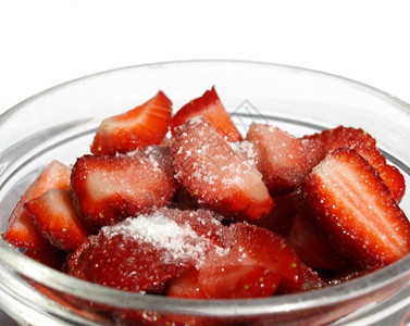 玻璃碗中草莓的详情图片