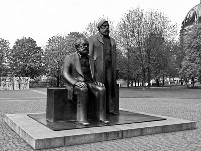 马克思恩格斯论坛雕像柏林亚历山大广场马克思恩格斯论坛上的马克思恩格斯雕像背景