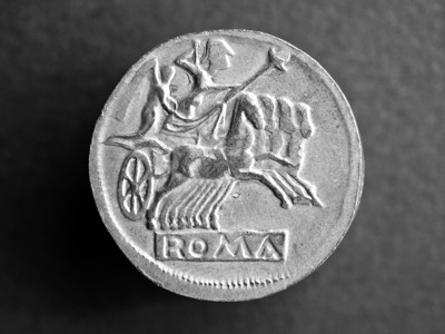 古罗马金币黑背景的古罗马金币图片