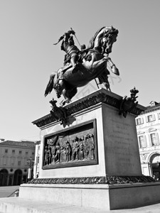 青铜马都灵圣卡洛广场的卡瓦尔埃德布朗斯青铜马纪念碑图片