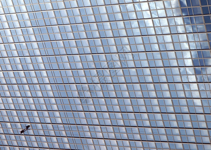 窗户清洁工在摩天大楼外墙上爬窗户清洁工图片