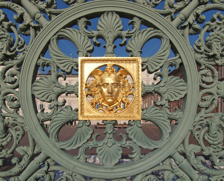 PalazzoReile都灵意大利PalazzoReale皇宫围栏上的古老巴洛克金面罩图片