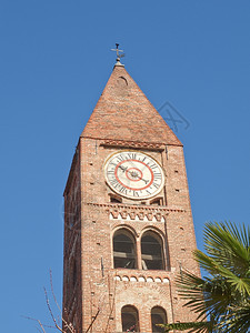 圣玛丽亚德拉斯特拉教堂里沃利意大利里沃利圣玛丽亚教堂的尖塔图片