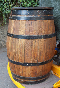 旧木桶罐威士忌或啤酒葡萄图片
